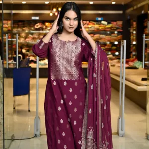 Ensemble élégant de costume en coton tissé marron bordeaux, coupe droite, longueur ras du sol, avec dupatta à imprimé doré, idéal pour les mariages et les fêtes, prix de gros disponible - Product Image 1