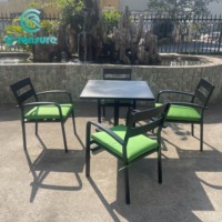 Ensemble élégant de chaises et table de salle à manger d'extérieur avec cadre en aluminium, coussins imperméables pour hôtels et villas, couleur noire, pour jardin et cour.