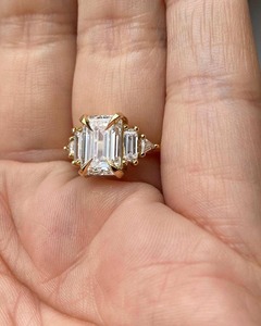 Anillo de compromiso de moissanita cultivada en laboratorio con certificación IGI de 2.33 quilates VS1, con cinco impresionantes piedras de corte esmeralda en un radiante racimo. - Product Image 2