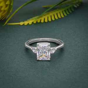 แหวนหมั้นเพชรสามเม็ดสีเงินชุบทองสำหรับผู้หญิงแหวนหมั้นเพชรเติบโตในห้องปฏิบัติการ925ได้รับความนิยมสูงสุด - Product Image 3