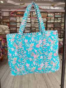 Sac fourre-tout en coton matelassé imprimé floral blanc et rouge pour les acheteurs en gros à l'exportation, sac de transport en tissu réutilisable pour la vente en gros B2B - Product Image 5