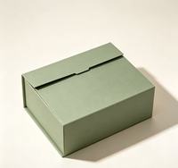 Boîte cadeau magnétique personnalisée vert sauge avec papier artistique et doublure à motif marbré en relief pour l'emballage de sérum d'huile essentielle