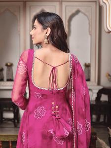 Ensemble de costume Anarkali imprimé Bandhani de luxe Unity avec dupatta en tissu de georgette doux, pour les fêtes et les occasions spéciales - Product Image 2