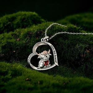 Collier pendentif cœur de vache des Highlands personnalisé avec pierre de naissance Jeulia Hug Me en acier inoxydable - Product Image 4