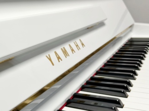 Piano Vertical Clásico Yamaha U1D, Importado de Japón, Artesanía Superior, Acabado Blanco de Alta Calidad, Rendimiento Suave - Product Image 3