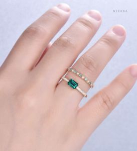 ชุดแหวนเจ้าสาวแบบมินิมอล-แหวนหมั้นมรกตรูปทรงบาแกตต์คู่กับแหวนโอปอลนิรันดร์ในทองคำ10K สีเหลืองทึบ - Product Image 6