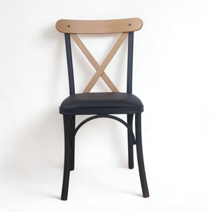 KORVEX Avec son dossier en bois massif et ses pieds profilés, cette chaise de salle à manger noire au design moderne convient à tous les espaces. - Product Image 2