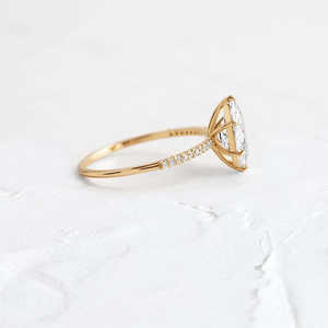 แหวนหมั้นเพชรทรงรี 1.70 กะรัต ประดับด้วยวงแหวนรอบเพชรแบบซ่อน ทำจากทองคำ 14K งานฝีมือสำหรับเจ้าสาว - Product Image 1