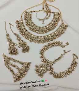 Conjunto de Joyería Nupcial Étnica de Alta Calidad Chapada en Oro con Zirconia, Gargantilla, Aretes y Maang Tikka para Bodas y Fiestas - Product Image 1