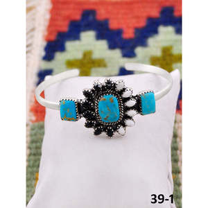 Pulsera Artesanal del Suroeste de Cuero de Búfalo Blanco con Santa María y Plata de Ley, Accesorio de Moda - Product Image 3