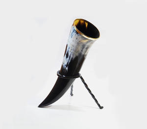 Authentique corne à boire viking artisanale avec élégant bord en laiton doré et support robuste en fer forgé, finition traditionnelle polie - Product Image 4