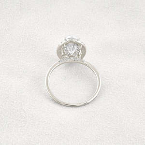 Anillo de compromiso de moissanita con acento oculto elegante y único, joyería de corte ovalado inolvidable - Product Image 2