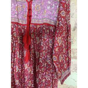 Vestido Maxi Fucsia Navideño con Silueta Holgada y Cintura Natural, Estampado Floral en Chifón, Moderno y Elegante - Product Image 1