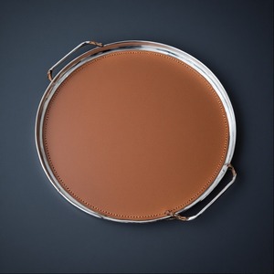 ถาดหนังดีไซเนอร์พร้อมรายละเอียดการเย็บและโครงสร้างที่แข็งแรงเหมาะสำหรับการให้บริการแขกหรือการจัดอุปกรณ์ตกแต่งบ้านที่มีสไตล์ - Product Image 1