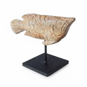 Sculpture artisanale en bois de teck rustique sculpté de poisson arowana, avec base en métal, pour décoration de table ou d'appoint, style nautique. - Product Image 1