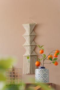 Suspension murale longue en macramé vert faite à la main pour ajouter du charme aux bureaux, studios ou intérieurs de boutiques avec un thème vert naturel - Product Image 3