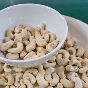 Usine de confiance Kaju Badam Santigo Noix de cajou Noyau de cajou W320 exporté dans le monde entier - Product Image 1