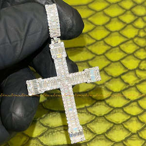 Colgante de cruz de plata de ley 925 con diamantes cultivados, amuleto bellamente diseñado para fiestas y efecto llamativo - Product Image 2