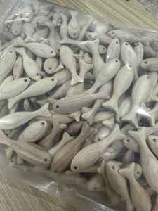 Ornement artisanal en bois en forme de poisson, fabriqué par des artisans pour la décoration, les collections de cadeaux et la distribution commerciale - Product Image 5