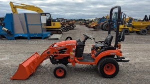 Tracteur diesel Kubota BX25D 4x4 sub-compact avec chargeur frontal et arrière, prêt pour l'agriculture - Product Image 4
