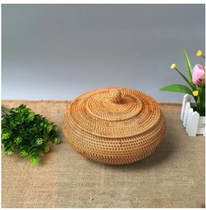 Une boîte en rotin avec un couvercle dans diverses formes, utilisé pour stocker des marchandises sèches, des fruits et des fins décoratives. - Product Image 4