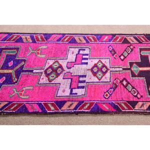 Alfombra Vintage de 2.9x11 pies, Alfombra Turca de Lana con Diseño de Camuflaje Rosa y Morado - Product Image 4