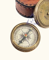 Boussole Nautique en Laiton avec Étui en Cuir, Cadran Analogique Multifonctionnel, Outil de Navigation pour la Randonnée en Plein Air, Style Luxe Portable