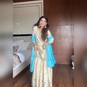 Salwar kameez en soie élite avec un haut et un bas ornés de broderies lourdes et un dupatta assorti pour la saison des fêtes, style boutique - Product Image 2