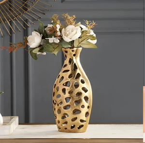 Elegante jarrón de metal dorado calado con un arreglo floral. Decoración del hogar elegante disponible a precios de mayoreo. - Product Image 1