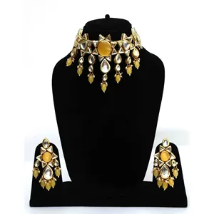Juego de Joyería Fina de Lujo para Mujer, Collar con Colgante de Polki Amarillo y Aretes y Maang Tikka, Chapado en Oro - Product Image 1
