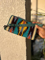 Nouvel arrivage de pochettes à main en cuir de tissu aztèque occidental pour femmes sacs à main multicolores portefeuilles uniques à bracelet en cuir matelassé aztèque