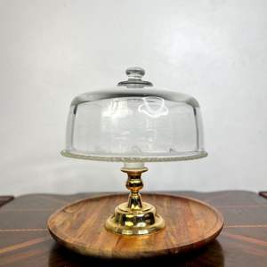 Support à gâteau en métal attrayant avec dôme en verre, adapté aux cuisines modernes, rustiques, vintage et élégantes - Product Image 1