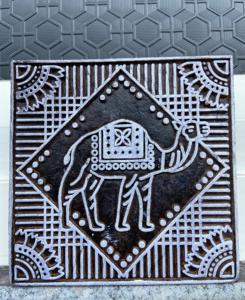 Bloque de Impresión de Madera de Camello Tallado a Mano |   Bloque de Motivos Animales Tradicionales de la India para Impresión Textil - Product Image 1
