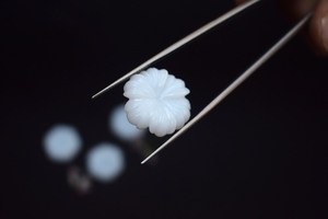 อัญมณีแกะสลักดอกไม้โอปอลสีขาว-100% รูปดอกไม้ธรรมชาติขนาด25x25มม. หลวมสำหรับเป็นเครื่องประดับ - Product Image 5