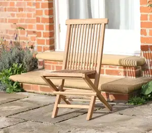 Le sedie pieghevoli da giardino in teak Raza con finitura naturale possono essere utilizzate per l'esterno.