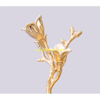 Support à dessert floral de luxe à deux niveaux porte-gâteau et biscuit doré avec accents de fleurs pour la décoration de table à manger