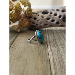 Anillo Navajo Hecho a Mano con Turquesa Kingman y Plata de Ley, Joyería Cultural Coleccionable, Talla 7.75 - Product Image 3