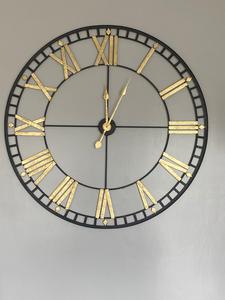 Horloge murale en métal à chiffres romains faits à la main motif à quartz de conception suspendue Unique pour décor de mariage-pour la maison chambre à coucher salon - Product Image 5