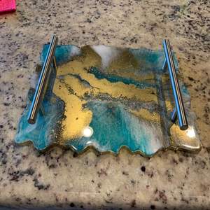 Plateau de service design en résine finition vibrante luxueuse faite à la main, parfait pour recevoir des invités ou un affichage décoratif à la maison - Product Image 5