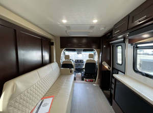 Autocaravana Usada en Rebaja, Regency RV Ultra Brougham 25MB 2023 2024, para 4-6 Pasajeros, en Venta - Product Image 4