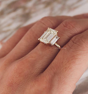 Anillo de diamante Moissanite de corte esmeralda alargado de 6 quilates con lados de corte Baguette Anillo de compromiso clásico de tres piedras - Product Image 5