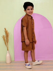 Conjunto de ropa informal para niños-Camiseta con botones y pantalones cortos marrones para niños Estilo sólido para el verano - Product Image 3