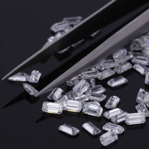 SHRAMAN DIAMOND Grossiste indien VS-Si Blanc Fancy Cut Émeraude synthétique de laboratoire certifiée pour diamants en vrac - Product Image 1