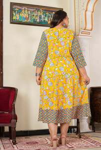Robe Anarkali de maternité en rayonne à imprimé floral jaune pour femmes, avec col rond et manches 3/4, conçue pour un port confortable - Product Image 6