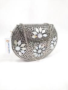 Embrague de mujer elegante atemporal con un giro contemporáneo adornado con acentos brillantes a la venta - Product Image 2