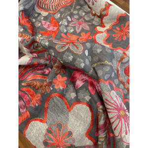 Écharpe pour femme en laine et soie brodée, respirante, motif « Jewel on Fog », pour toutes les saisons, idéale pour les soirées - Product Image 1