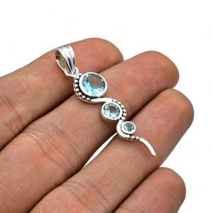 Vente en gros de pendentif minimaliste en argent sterling 925 massif pour femme en topaze bleue naturelle serti de pierres précieuses à facettes - Product Image 1
