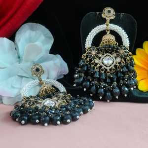 Elegantes pendientes de perlas Chandbalis con cristales colgantes aros en forma de media luna para celebraciones festivas que mejoran la belleza - Product Image 1