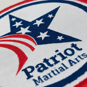 Etiqueta de cuello de ropa hecha a medida Logotipo lateral Etiqueta tejida Diseño de stock Etiquetas de tela personalizadas para prendas - Product Image 1