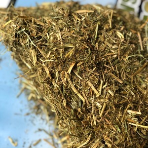 Foin de luzerne séché au soleil en ballots propres emballés en vrac pour l'alimentation des chevaux et des animaux de ferme - Product Image 4